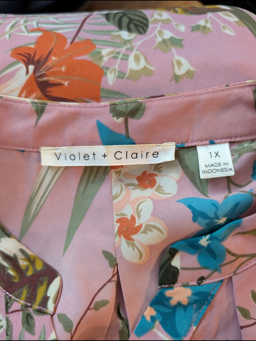 Violet & Claire Pink Floral Split-Neck Blouse Size 1X - Picture 9 of 9